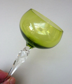 Art Nouveau rijnwijn glazen met groene kelk en geslepen been