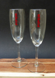 Een paar Piper Heidsieck kristallen champagne flutes rood logo
