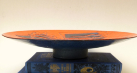 Mid Century Studio Pottery oranje schaal op voet Gesigneerd
