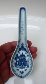 Chinese blauw wit porseleinen lepel met pagode