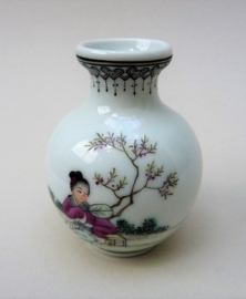 Chinees porseleinen miniatuur vaasje dame bloesem kalligrafie Culturele Revolutie