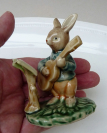 Porseleinen Peter Rabbit figuurtje met gitaar