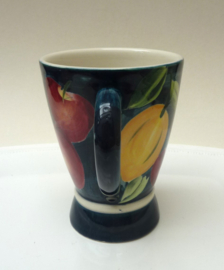 Vics hand painted creamware mok Appels