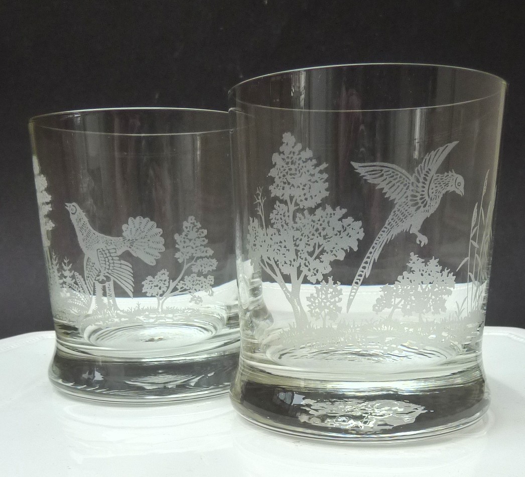 Een paar geetste whisky tumblers