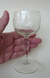 Wine glasses with flower garlands engraving