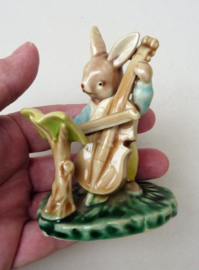 Porseleinen Peter Rabbit figuurtje met cello