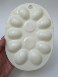 Faience schaal voor gevulde eieren