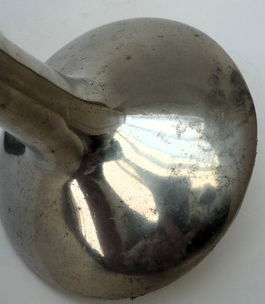 Een paar drie armige aluminium design kandelaars