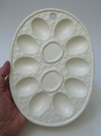 Faience schaal voor gevulde eieren