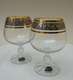 Een paar Bohemia kristallen cognac glazen met gouden platinum band