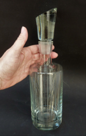 Crystal decanter with asymmetrical stopper