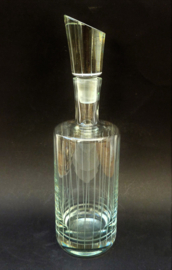 Crystal decanter with asymmetrical stopper