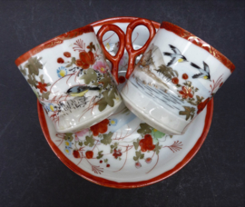 Een paar Japanse Taisho Kutani ware demitasse kop en schotels