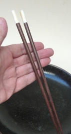 Hardhouten chopsticks met parelmoer stokjesleggers