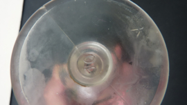 Persglazen wijnglas met emaille beschildering 19e eeuw