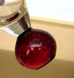 Cocktail likeur glazen op gekleurde bubbel glas bolvoet