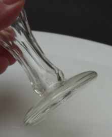 Facetgeslepen toost glas met holle steel en wijnrank gravure 18e eeuw