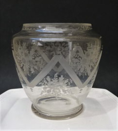 Glazen vaas met bloem gravure
