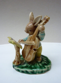 Porseleinen Peter Rabbit figuurtje met cello