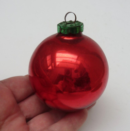 Vintage rode kerstbal groen kroontje 7 cm