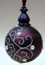 Druifrode kerstbal met pareldecoratie 6 cm