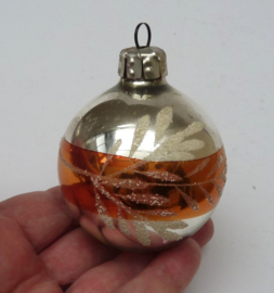 Vintage kerstbal zilver met oranje band 7 cm