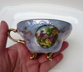 Versailles Fragonard lavendelblauwe lusterware kop op pootjes