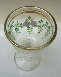 Persglazen wijnglas met emaille beschildering 19e eeuw