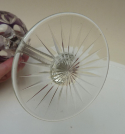Antiek kristallen cut to clear geslepen wijnglas magenta