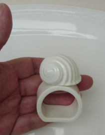 Witte porseleinen servetringen Schelp