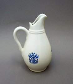 Witte pitcher met blauwe decoratie