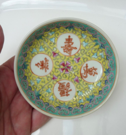 Chinees geel Bao Xiang Hua Wan Shou Wu Jiang porseleinen schoteltje 1950
