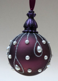 Druifrode kerstbal met pareldecoratie 6 cm