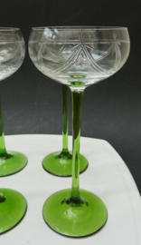 Jugendstil geslepen kristallen champagne glazen op groene voet