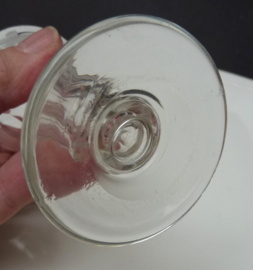Facetgeslepen toost glas met holle steel en wijnrank gravure 18e eeuw