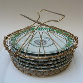 Porcelaine de Paris saladeborden in metalen draadmand