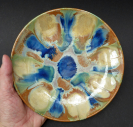 Studio pottery fruitschaal op voet met kleurrijk glazuur