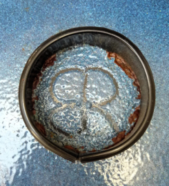 Mid Century Studio Pottery oranje schaal op voet Gesigneerd