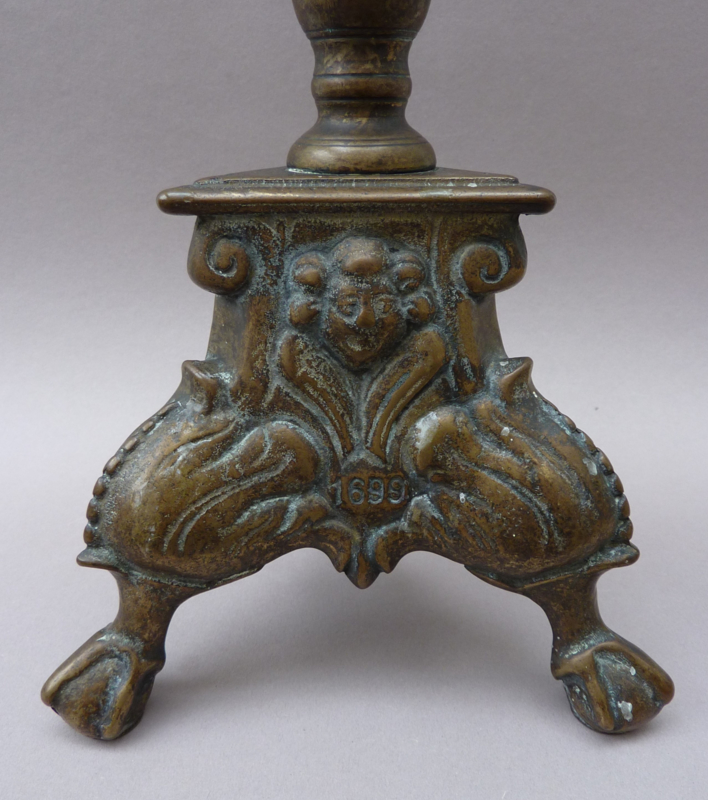 Brandewijn Ligatie gaan beslissen Antieke Franse bronzen altaar penkandelaar | Kandelaars koper messing brons  smeedijzer | La Vitrine de Caroline