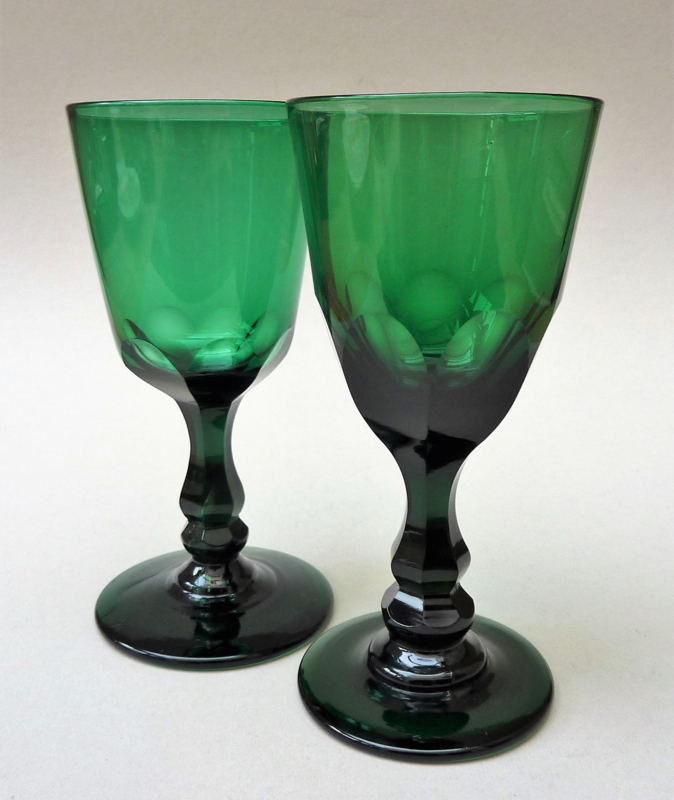 Een paar groene roemer wijnglazen 19e eeuw glazen La Vitrine de Caroline