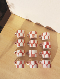 SET OF CHECKERED MUGS WITH EAR