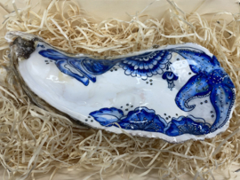 Houten oestermandje met een joekel van een oester zee bloemen