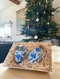 Houten oestermandje cadeau met twee 'golden' oesters