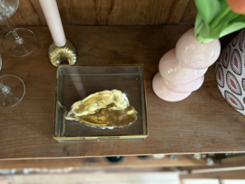 Blad gouden oester in messing kistje