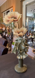 Glasvaas op stander met zijdebloem