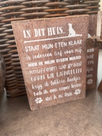 tekstbord  in mijn huis hond