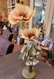 Glasvaas op stander met zijdebloem