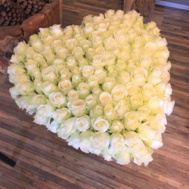 Hart gevuld met witte rozen M