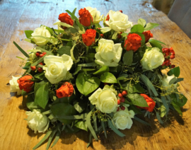 Biedemeijer rode en witte rozen 40 cm