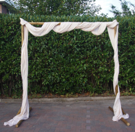 Houten bruidsboog + 10 meter stof te huur